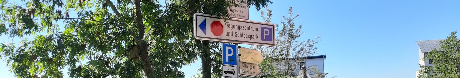 Bild der Parkplatzbeschilderung am Schlosspark