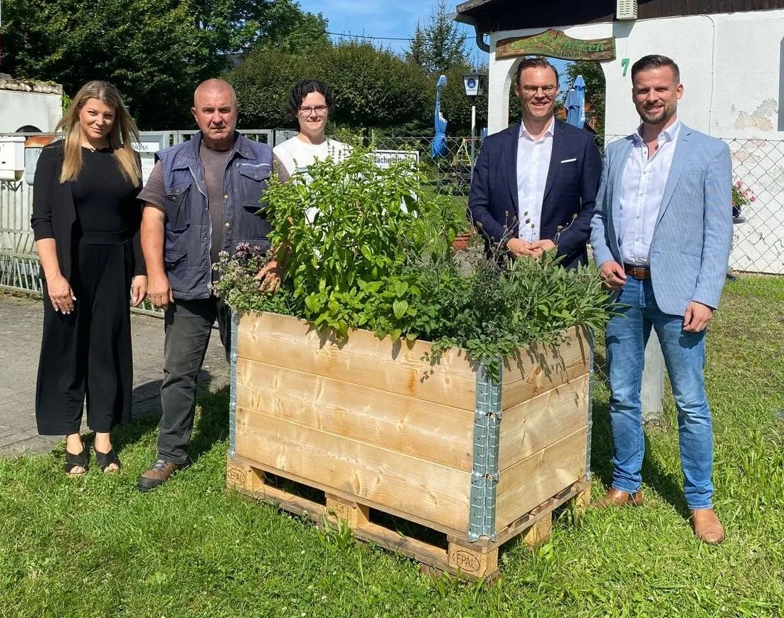 Stadt Langenselbold weiht Hochbeet aus Kreiswerke-Messeaktion ein