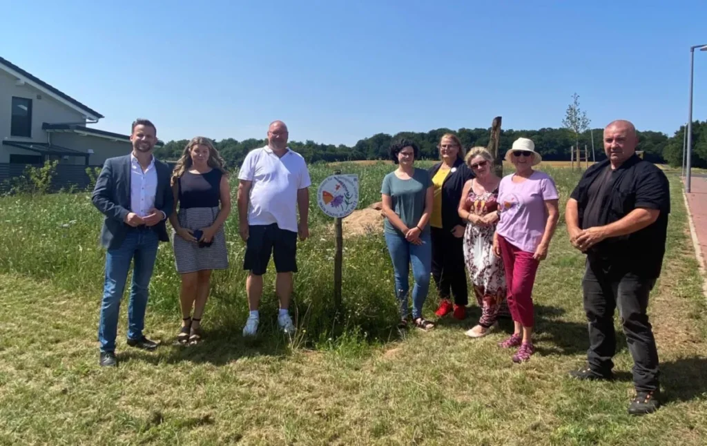 Bild zeigt, Gruppe Insektarium, von links: Bürgermeister Timo Greuel, Amtsleiterin Bauen, Liegenschaften und Technische Dienste Frau Margraf, Herr Hader (Geschäftsführer „Die Regensammler“), Klimaschutzmanagerin Frau Bein, Projektleiterin Main.Kinzig.Blüht.Netz Frau Seidel, Blühbotschafterinnen Frau de la Maison und Frau Mohn sowie Stadtbiologe Herr Wissel