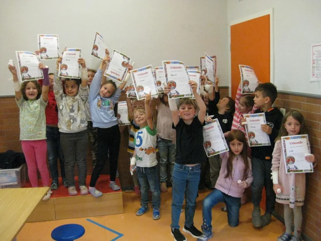 Bild zeigt Gruppe der Kinder mit Ihren Teilnahmeurkunden