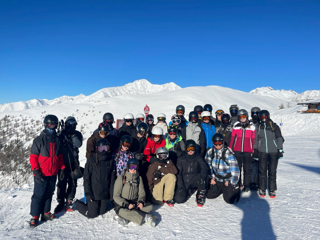 Bild der Gruppe der Teilnehmer der Skifreizeit 2024