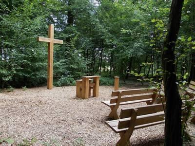 Bild vom Friedhof mit Bänken und Kreuz