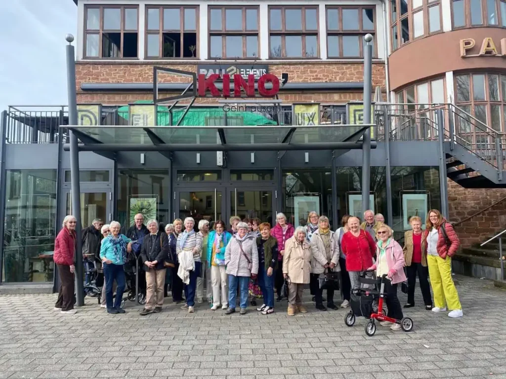 Dekoratives Bild der Seniorengruppe beim Besuch des Pali Kinos in Gelnhausen